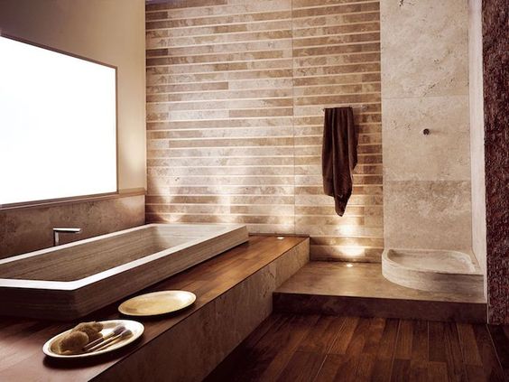 Des pierres de parement et du bois pour une salle de bain moderne