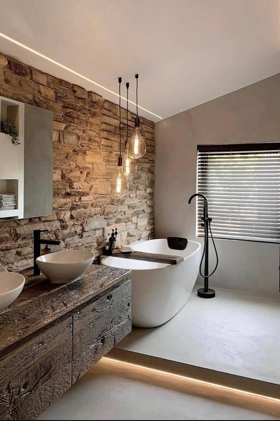 Des pierres de parement et du bois pour une salle de bain moderne